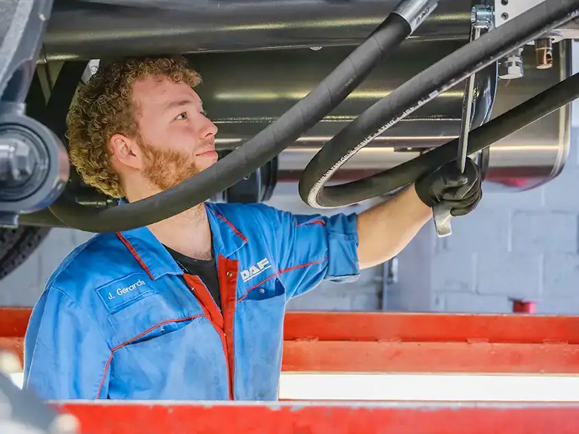Loven Trucks Werkstattmitarbeiter bei Wartungsarbeiten